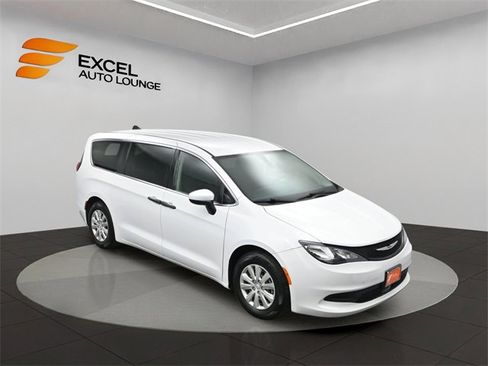 Used 2021 Chrysler Voyager L image 48