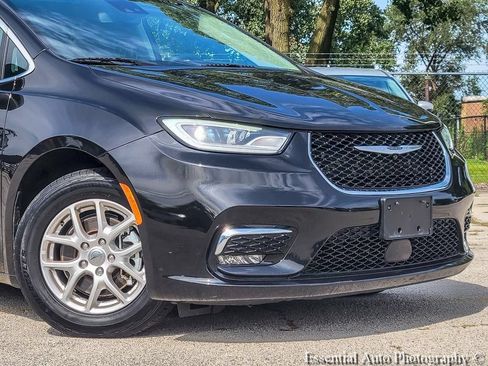 Used 2023 Chrysler Pacifica Touring-L FWD image 4