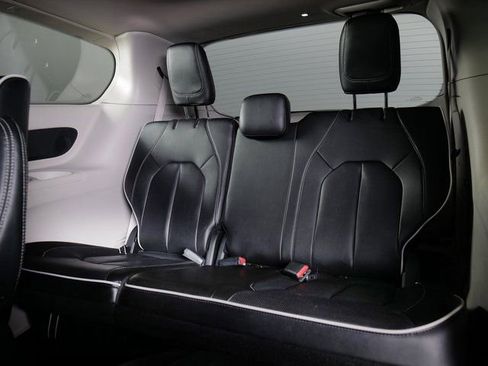 Used 2023 Chrysler Pacifica Limited FWD image 12