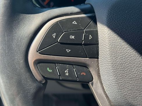 Used 2019 Jeep Grand Cherokee Laredo w/ Security & Convenience Group AWD/4WD image 21