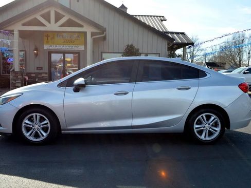 Used 2017 Chevrolet Cruze LT image 2