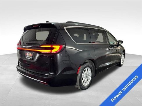 Used 2022 Chrysler Pacifica Touring-L image 5