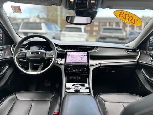 Used 2023 Jeep Grand Cherokee Limited image 16