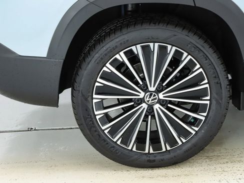 New 2026 Volkswagen Taos SE FWD image 13