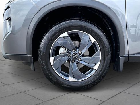 Used 2025 Nissan Rogue SV w/ SV Premium Package image 11