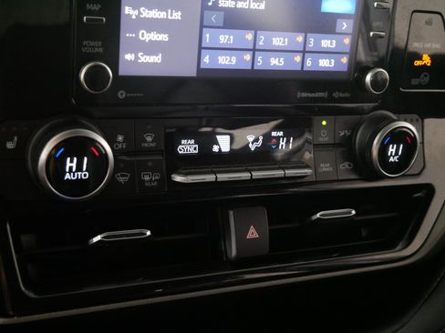 Used 2020 Toyota Highlander XLE image 23