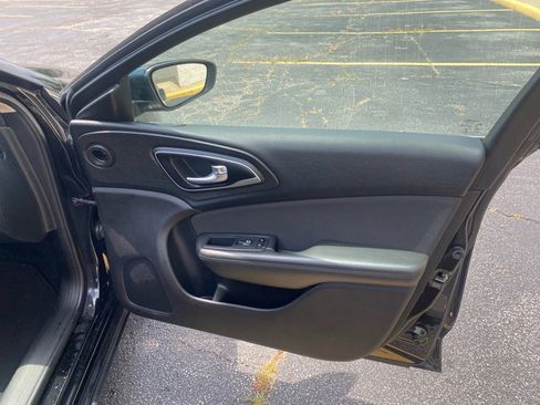 Used 2016 Chrysler 200 Limited w/ Convenience Group image 22