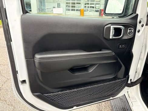 Used 2020 Jeep Wrangler Unlimited Sahara w/ LED Lighting Group AWD/4WD image 8
