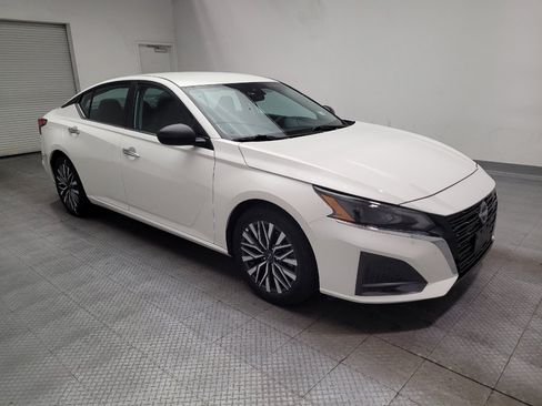 Used 2025 Nissan Altima 2.5 SV FWD image 13