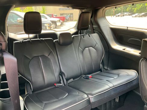 Used 2025 Chrysler Pacifica Limited FWD image 23