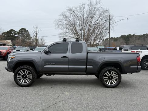 Used 2018 Toyota Tacoma TRD Off-Road image 10