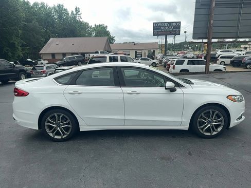 Used 2017 Ford Fusion SE w/ Equipment Group 201A image 4
