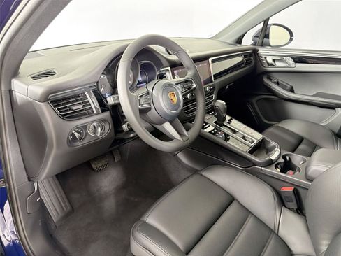 Certified 2026 Porsche Macan AWD/4WD image 4