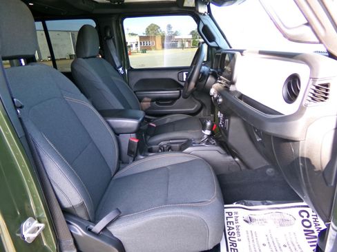 Used 2024 Jeep Wrangler Unlimited w/ Technology Group AWD/4WD image 15