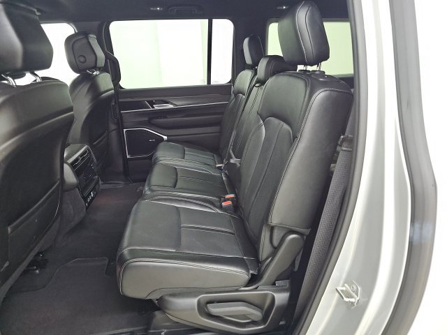 Used 2024 Jeep Wagoneer L Series II w/ Flexible Seating Group AWD/4WD image 3