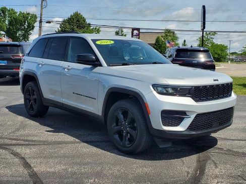 Used 2023 Jeep Grand Cherokee Altitude AWD/4WD image 2