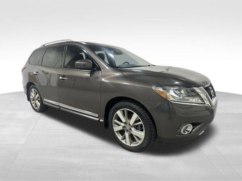 Used 2016 Nissan Pathfinder Platinum FWD image 3