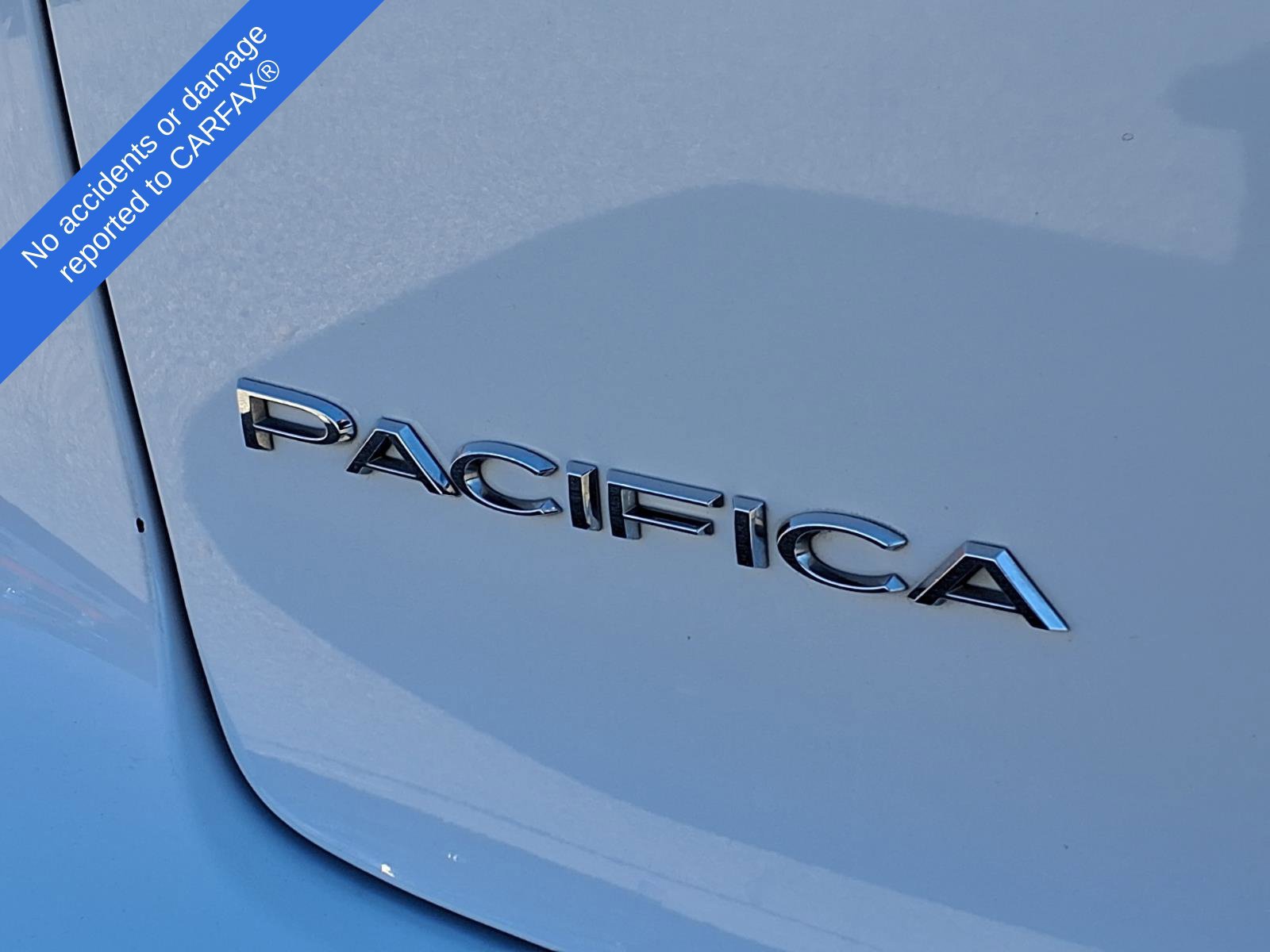 Used 2024 Chrysler Pacifica Limited FWD image 12