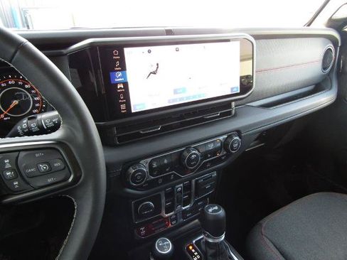 Used 2025 Jeep Wrangler Unlimited Rubicon w/ Convenience Group AWD/4WD image 25