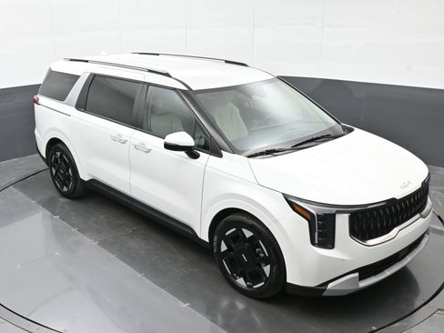 Used 2025 Kia Carnival EX image 17