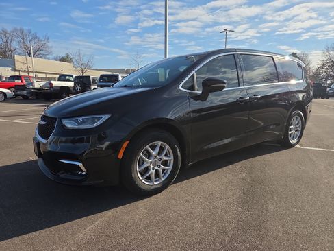 Certified 2023 Chrysler Pacifica Touring-L FWD image 1