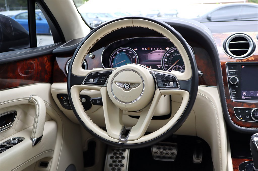 Used 2017 Bentley Bentayga AWD/4WD image 18