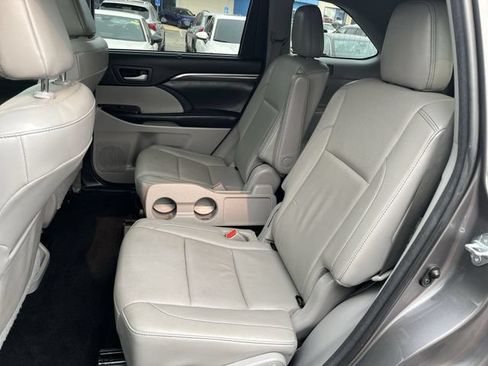 Used 2017 Toyota Highlander Limited AWD/4WD image 28