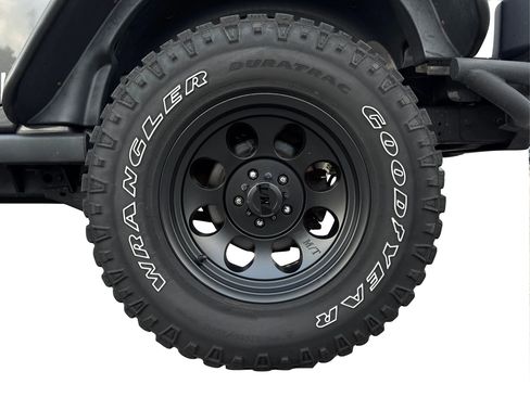 Used 2017 Jeep Wrangler Unlimited Rubicon w/ Connectivity Group image 23