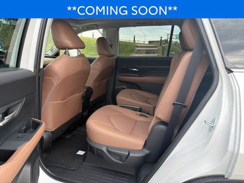 Used 2024 Toyota Grand Highlander AWD image 12