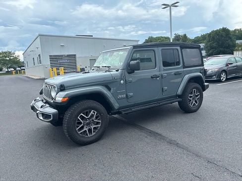 Used 2024 Jeep Wrangler Unlimited Sahara w/ Technology Group AWD/4WD image 18