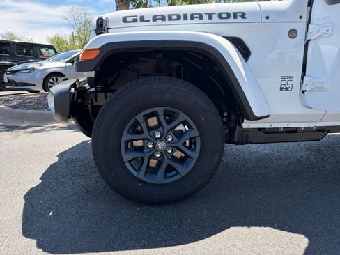 New 2026 Jeep Gladiator Sport AWD/4WD image 11
