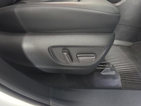 Used 2022 Toyota Highlander XLE AWD/4WD image 32