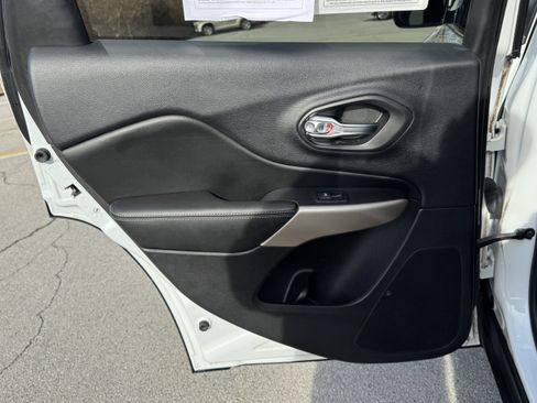 Used 2017 Jeep Cherokee Limited image 32