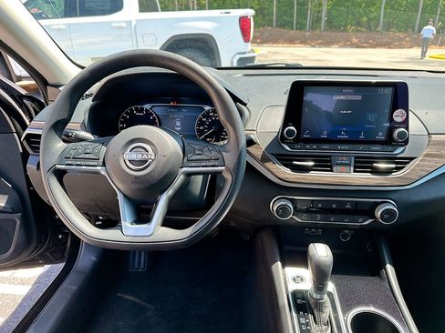 Used 2024 Nissan Altima 2.5 SV FWD image 19