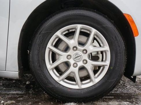 Used 2024 Chrysler Pacifica Touring-L image 92