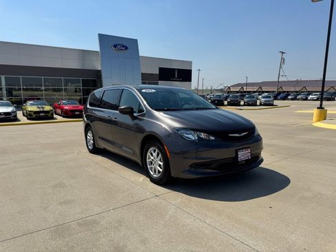 Used 2023 Chrysler Voyager LX FWD image 3