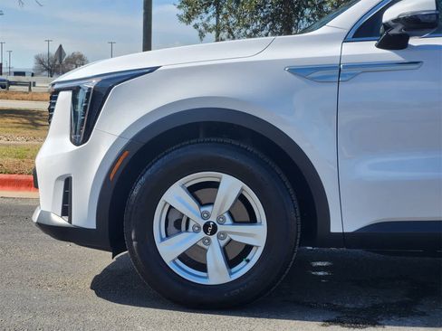 Certified 2025 Kia Sorento LX image 8