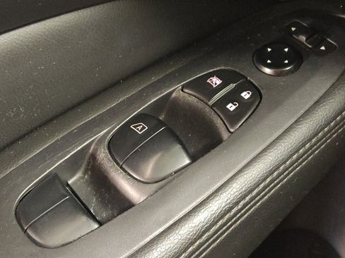 Used 2020 Nissan Pathfinder S image 27