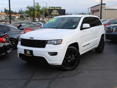 Used 2018 Jeep Grand Cherokee Altitude AWD/4WD image 39