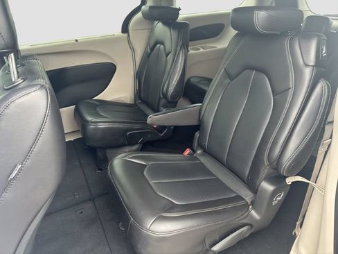 Used 2024 Chrysler Pacifica Touring-L FWD image 13