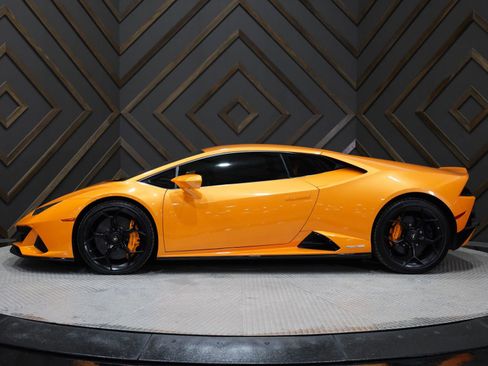 Used 2020 Lamborghini Huracan EVO image 11
