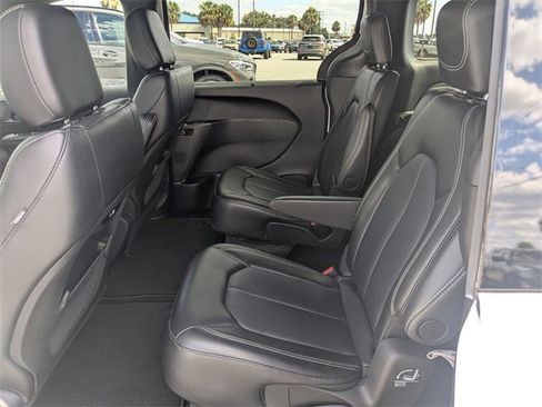 Used 2025 Chrysler Pacifica Select image 14