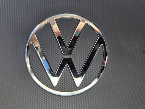 Certified 2025 Volkswagen Taos SE w/ Panoramic Sunroof Package image 30