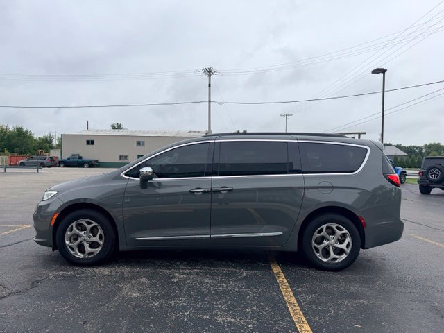Used 2022 Chrysler Pacifica Limited w/ Uconnect Theater Family Group AWD/4WD image 9