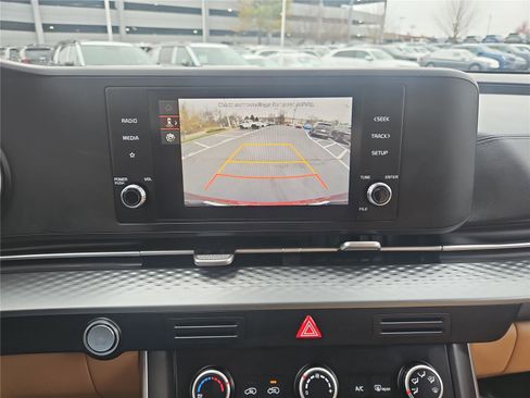 Used 2023 Kia Carnival LX image 22