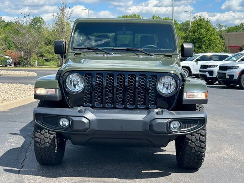 Certified 2023 Jeep Gladiator Sport AWD/4WD image 2