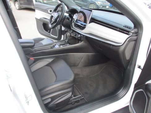 Used 2024 Jeep Compass Latitude image 15