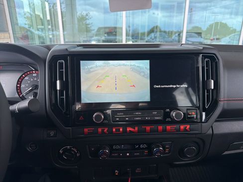 Used 2025 Nissan Frontier PRO-4X AWD/4WD image 9