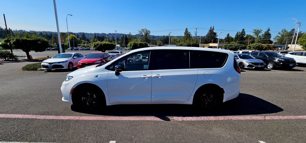 Used 2024 Chrysler Pacifica Limited FWD image 13