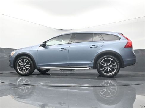 Used 2018 Volvo V60 T5 Cross Country w/ Convenience Package image 9